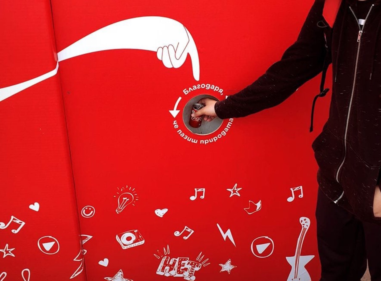 CocaCola-These Outdoor Ads Point You to Recycling Bins-4